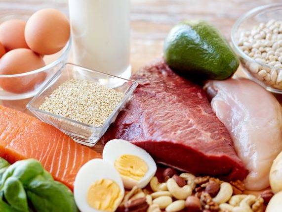 se puede comer huevo después de un tatuaje