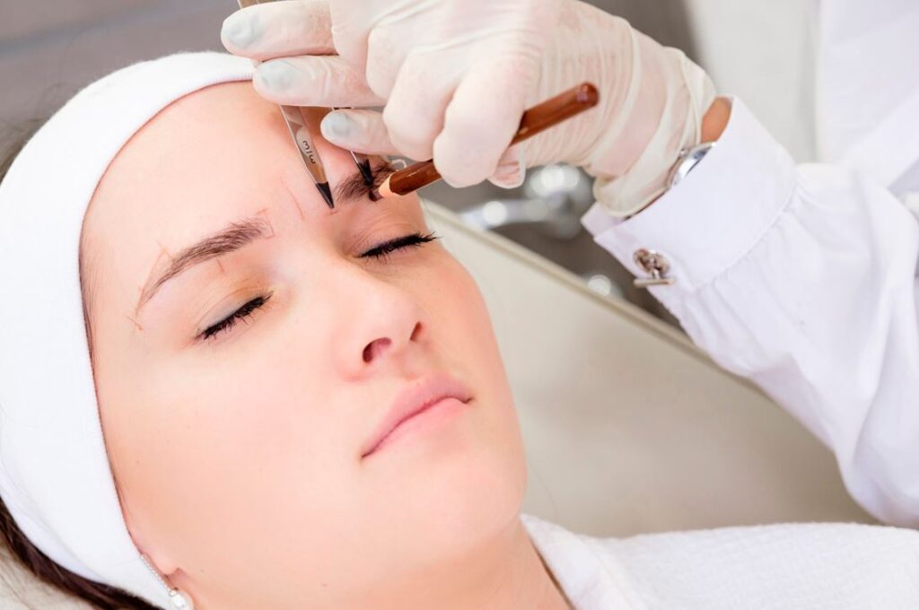 ¿existe una crema para quitar tatuajes de cejas?