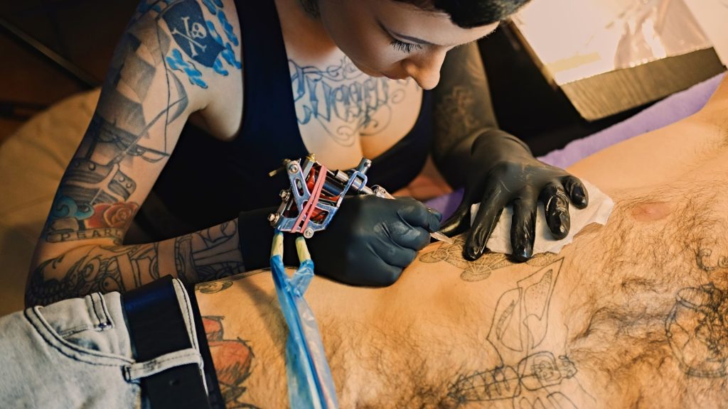 que aguja se usa para rellenar un tatuaje