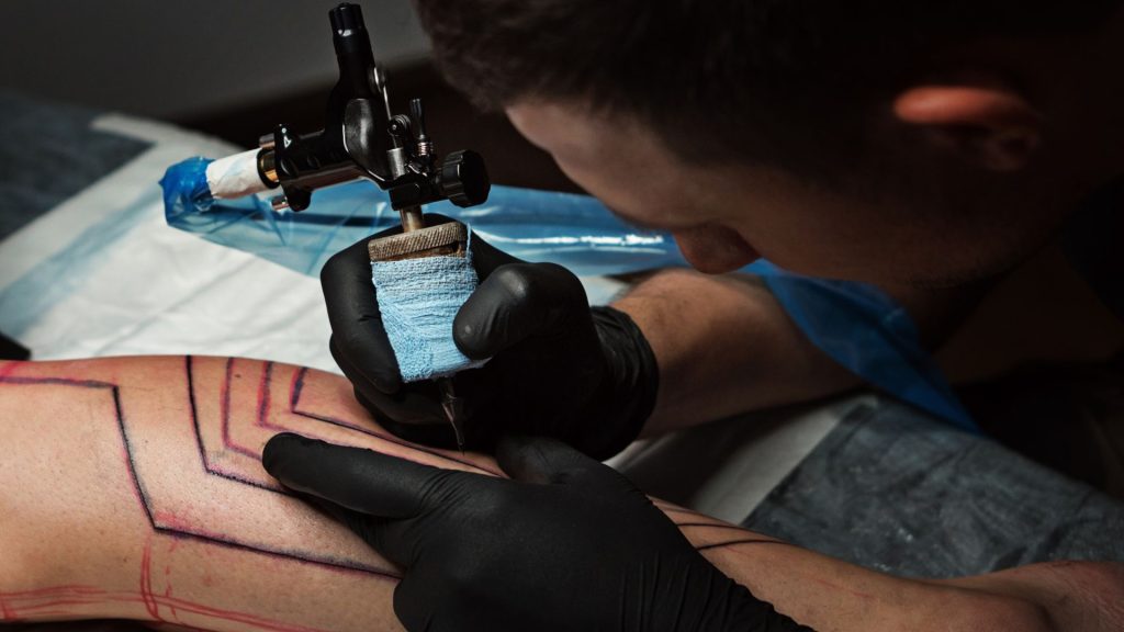 que aguja se usa para rellenar un tatuaje